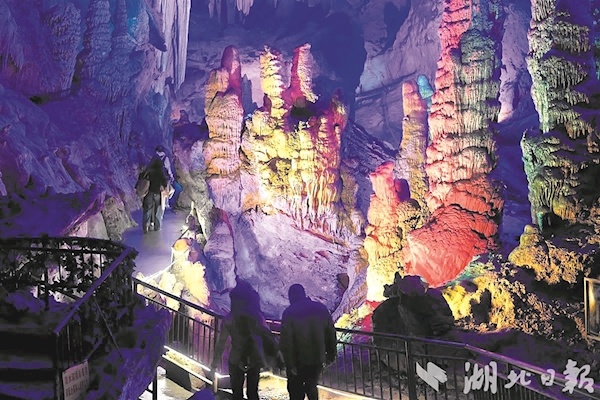 俄罗斯旅游博主惊叹湖北通山“地下宫殿”： 华中溶洞奇幻之美超乎想象