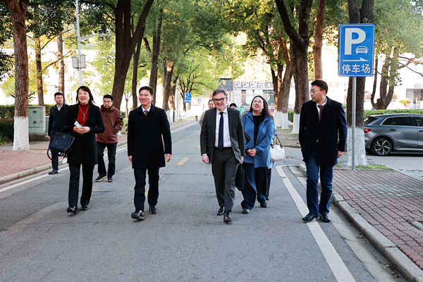 巴黎商学院校长奥利维耶·阿普泰尔一行来访