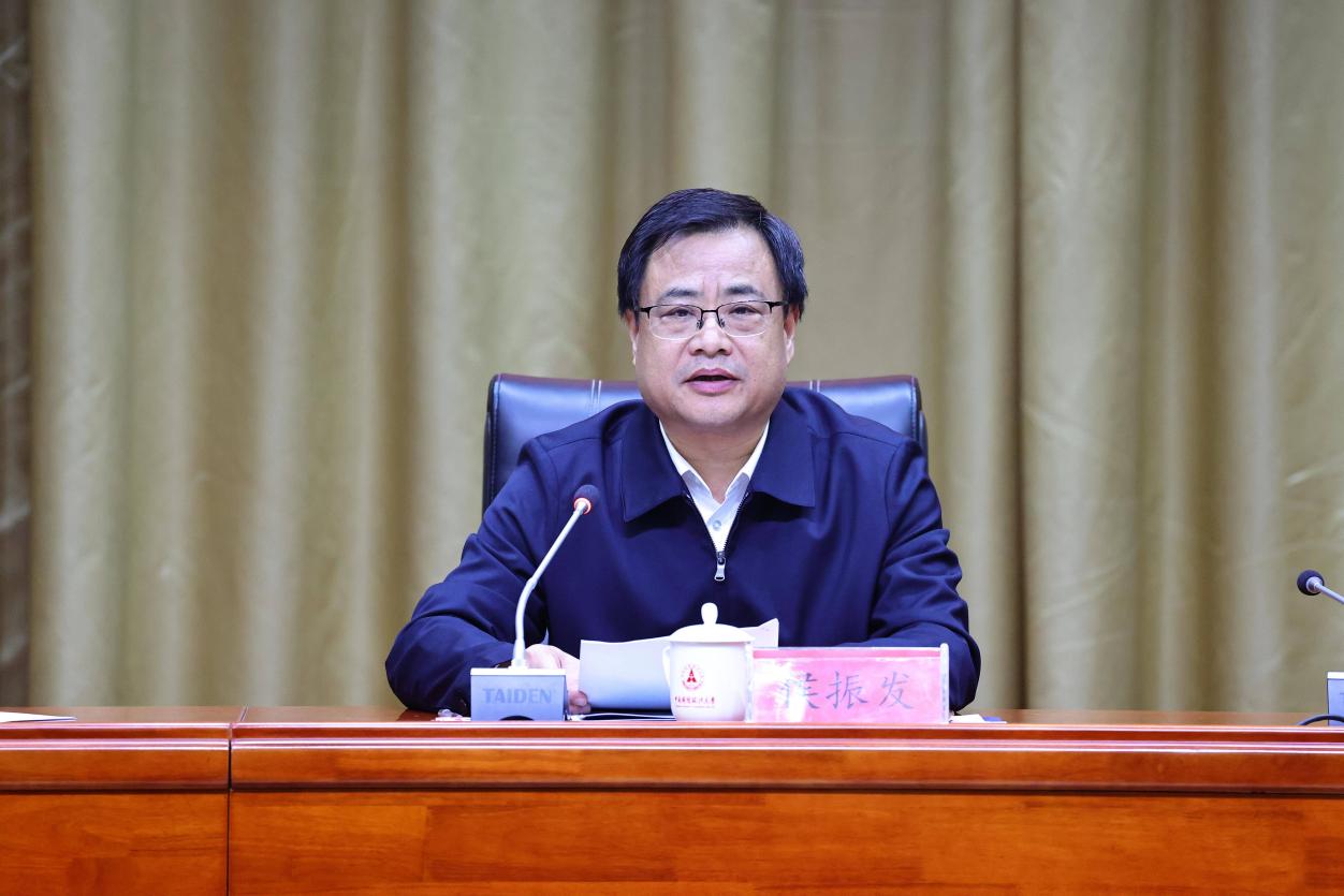 校党委书记侯振发宣讲党的二十届四中全会精神