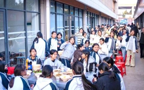 学生想体验杀猪  校长爽快安排 60人全程参与按猪、分肉和做菜