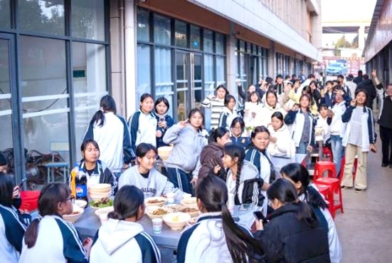 学生想体验杀猪  校长爽快安排 60人全程参与按猪、分肉和做菜