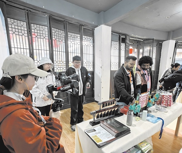 湖北多个项目亮相2025非遗品牌推广周 荆楚华章登台 古韵新风共赏