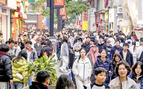 天气晴好 游人如织 江汉路步行街快被挤爆了