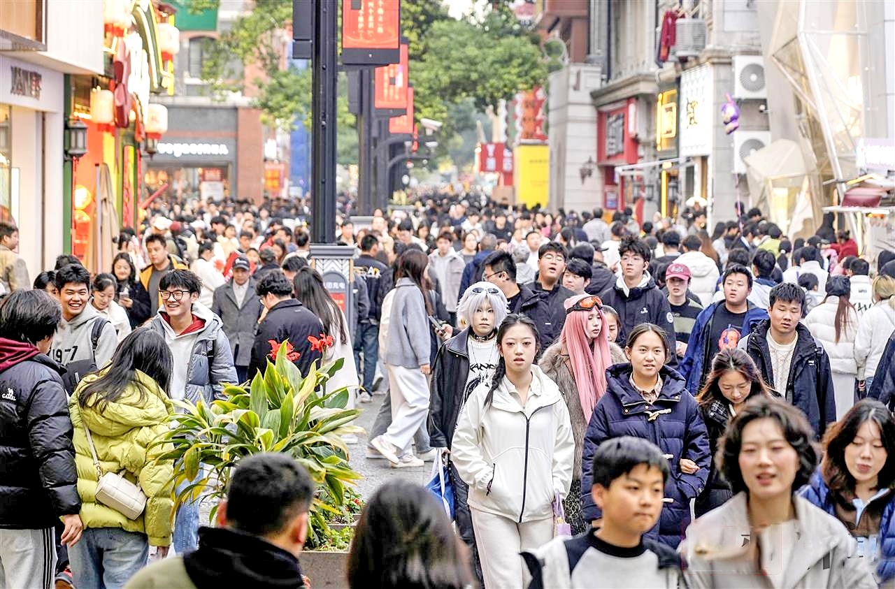 天气晴好 游人如织 江汉路步行街快被挤爆了