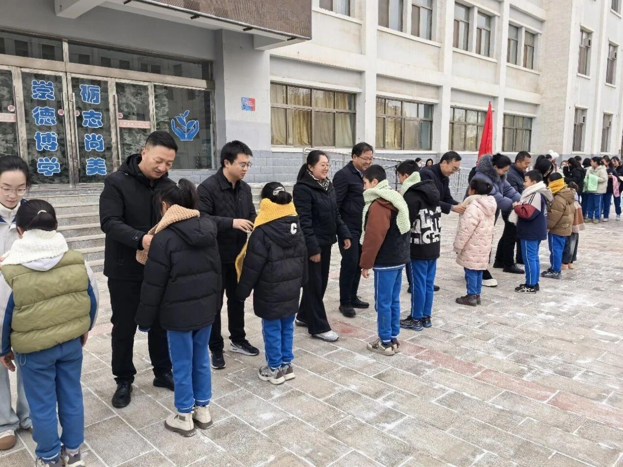 “线织赤诚”活动连续两年为远方学子编织冬日暖阳