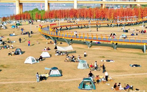 吹着和煦江风 享受冬日暖阳