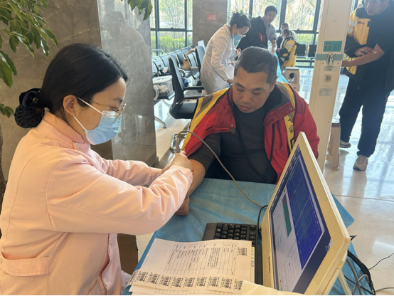 移动体检车开进文化宫 新就业形态劳动者享免费体检