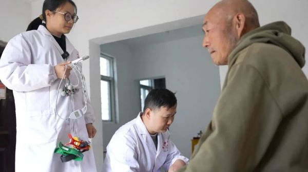 厚道的人 微醺的城 | 一对90后乡村医生夫妻的幸福感：守一盏灯 护一村人