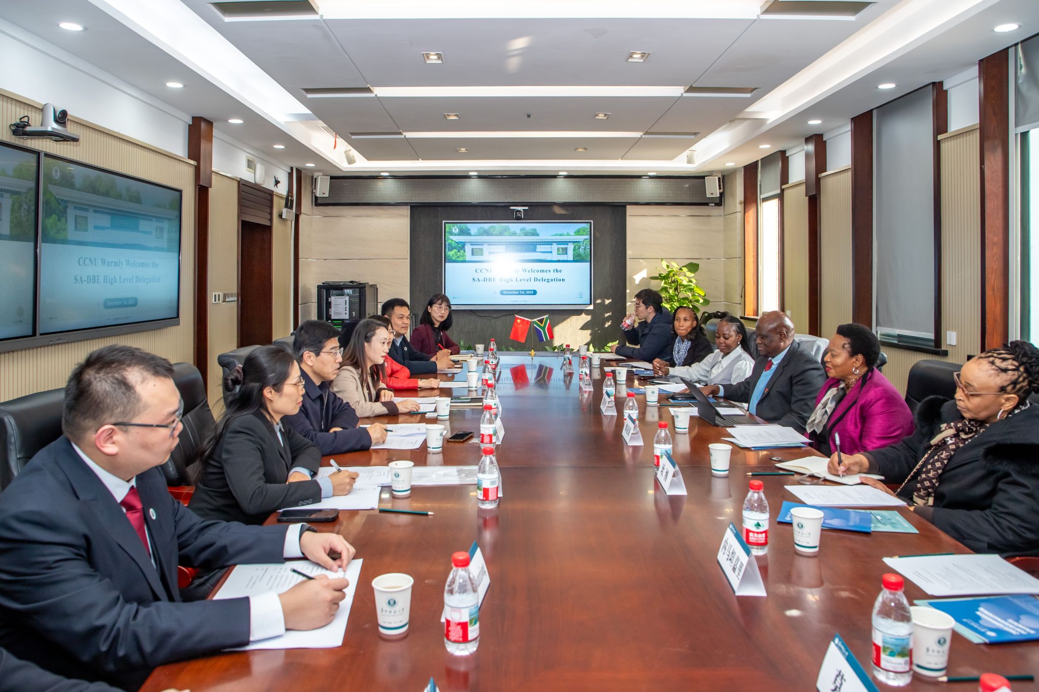 南非基础教育部副部长姆豪莱一行来校访问交流