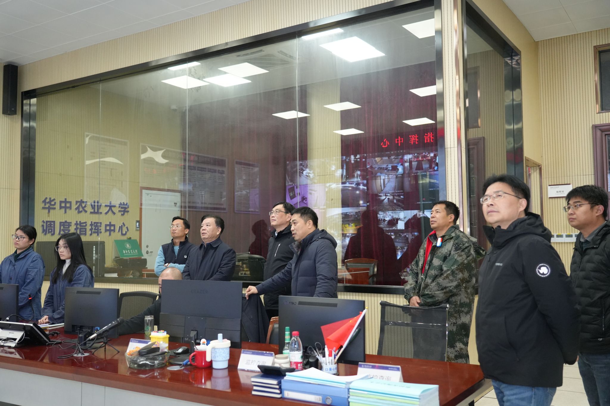 姚江林看望慰问值班值守工作人员