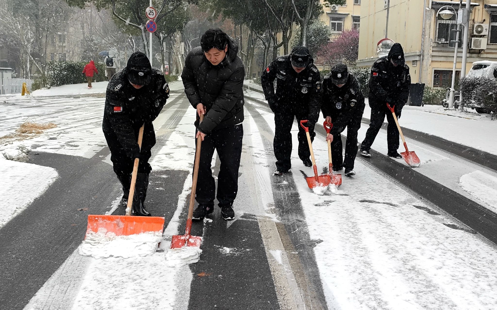 建安部干部职工积极应对风雪保平安