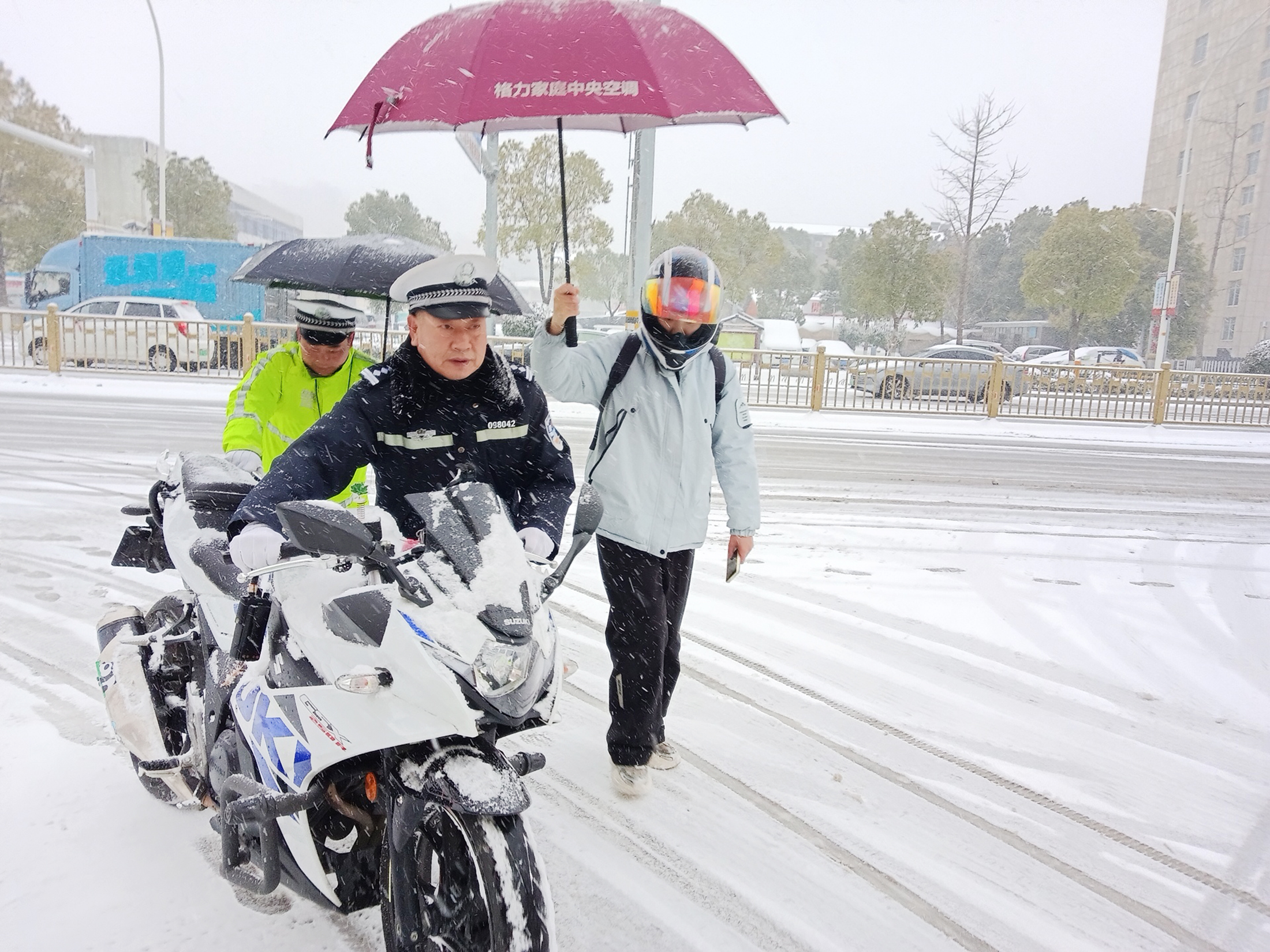 寒冬鏖战保平安——来自风雪一线的报告