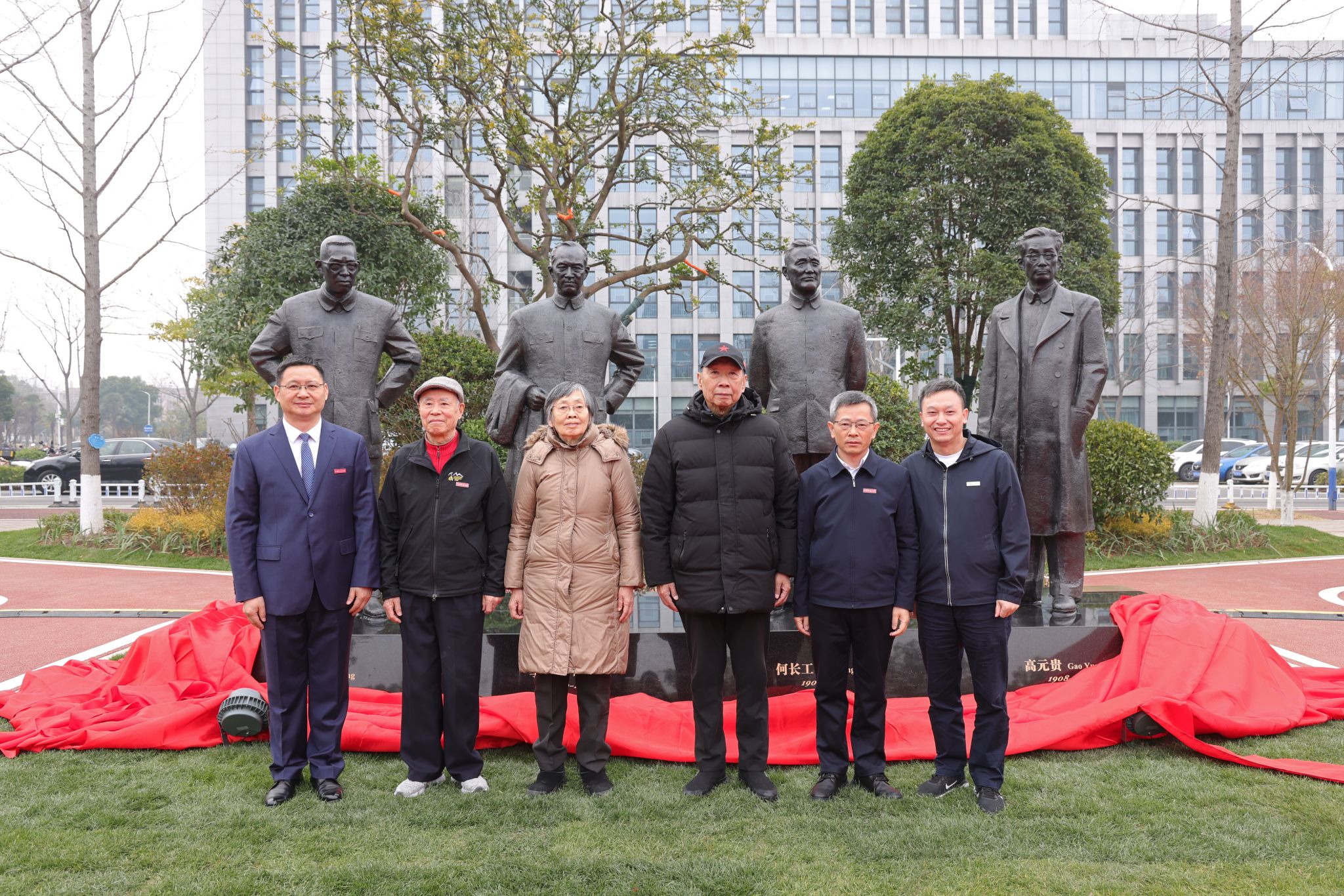 《元勋》群像雕塑落成仪式举行