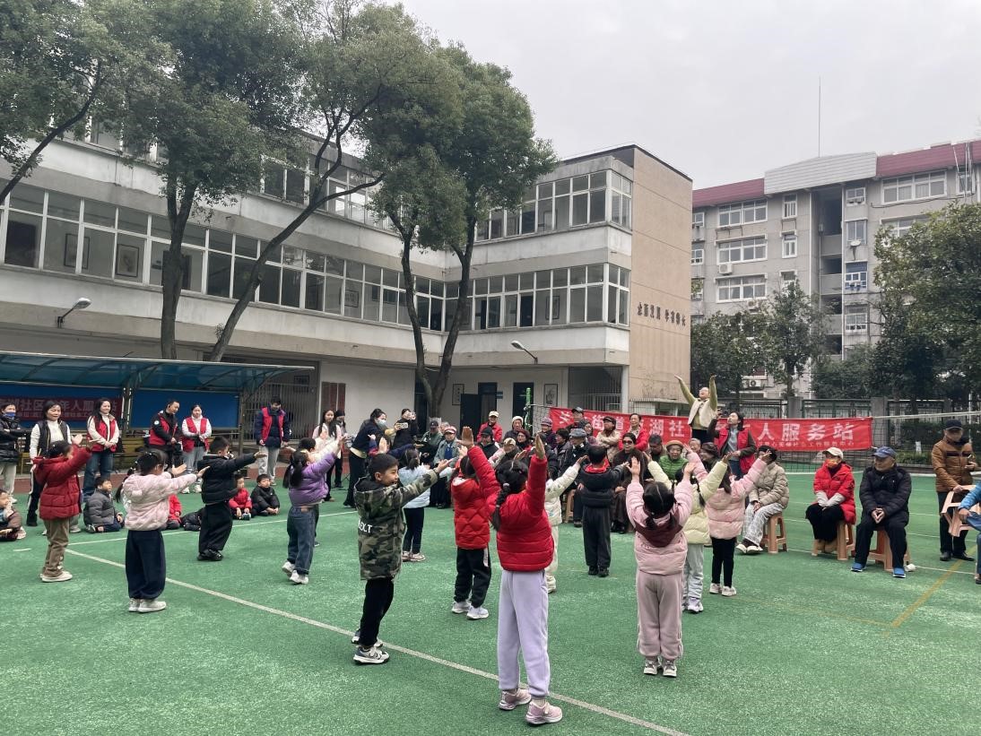 南湖社区联合辖区幼儿园开展爱心公益敬老活动