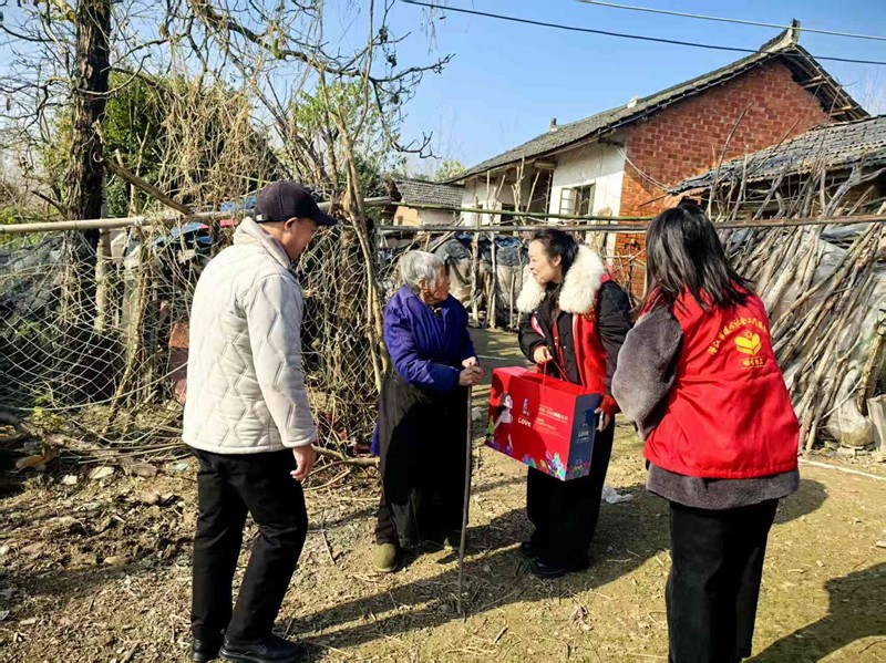 寒潮送温暖 潜江精准帮扶特殊困难老人