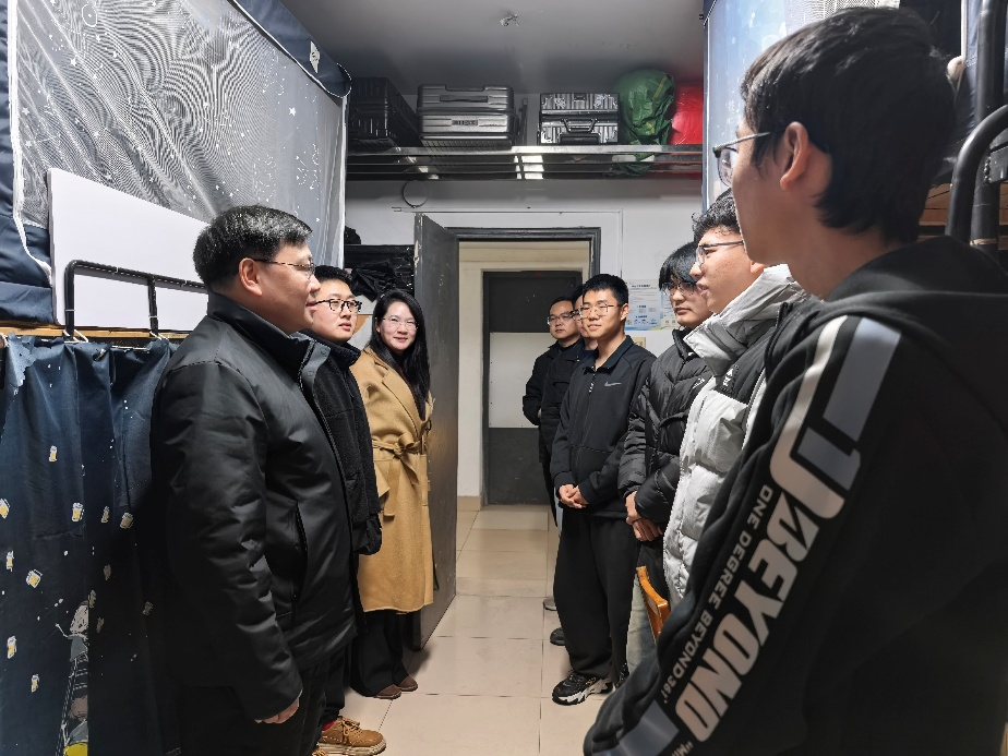 三峡大学领导深入机械与动力学院慰问学生