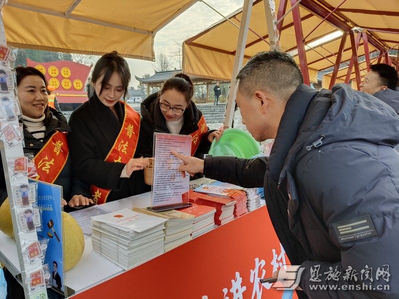 12月5日，全国“宪法进农村”主场活动在宣恩县椒园镇黄坪村举办，宣恩县司法局组织普法志愿者开展宪法宣传活动。