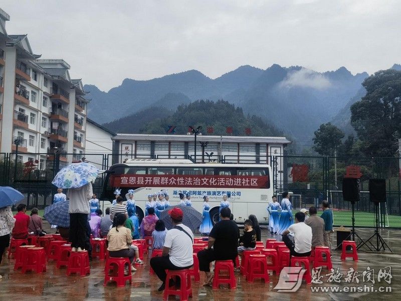 宣恩县司法局在高罗镇歌乐城广场开展法治宣传进社区活动。（资料图）