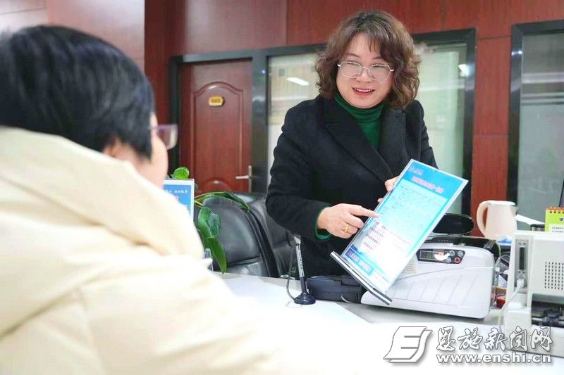 微笑服务为群众答疑解惑。（资料图）