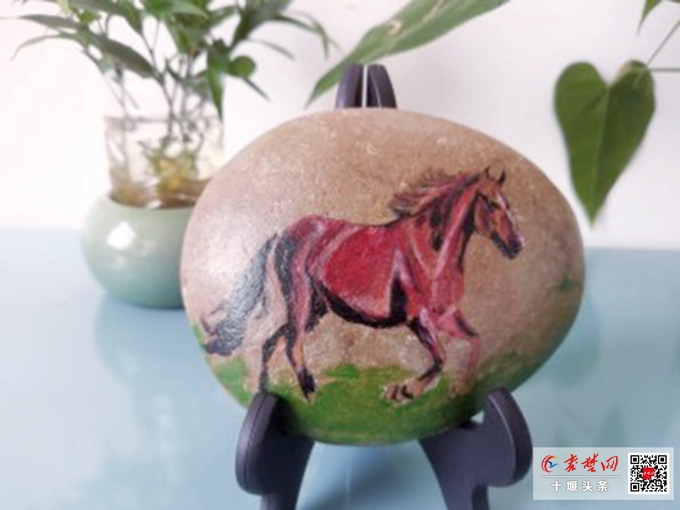 石上跃骏马 指尖年味浓 十堰辅警李明国创作石头画迎马年