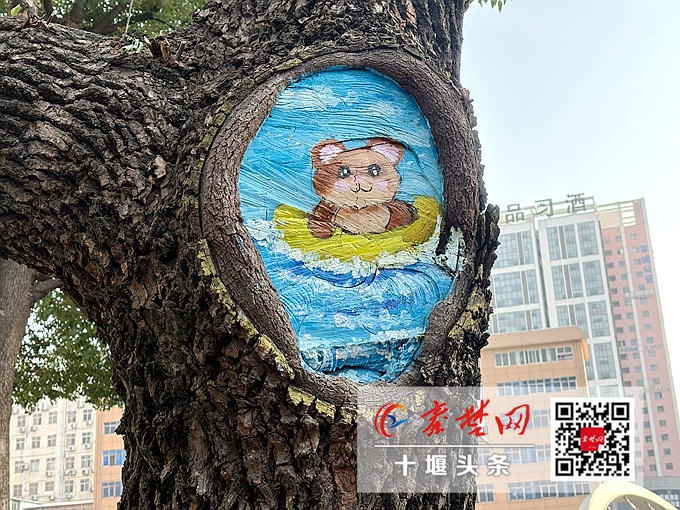 十堰街头惊现“树洞萌宠” 熊猫猫咪松鼠太萌了