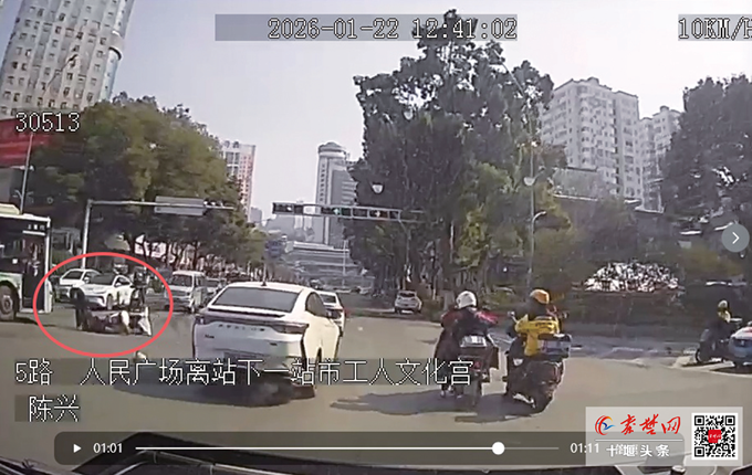 女子骑电动车不慎摔倒在马路中间，危急时刻 公交女司机果断下车救援