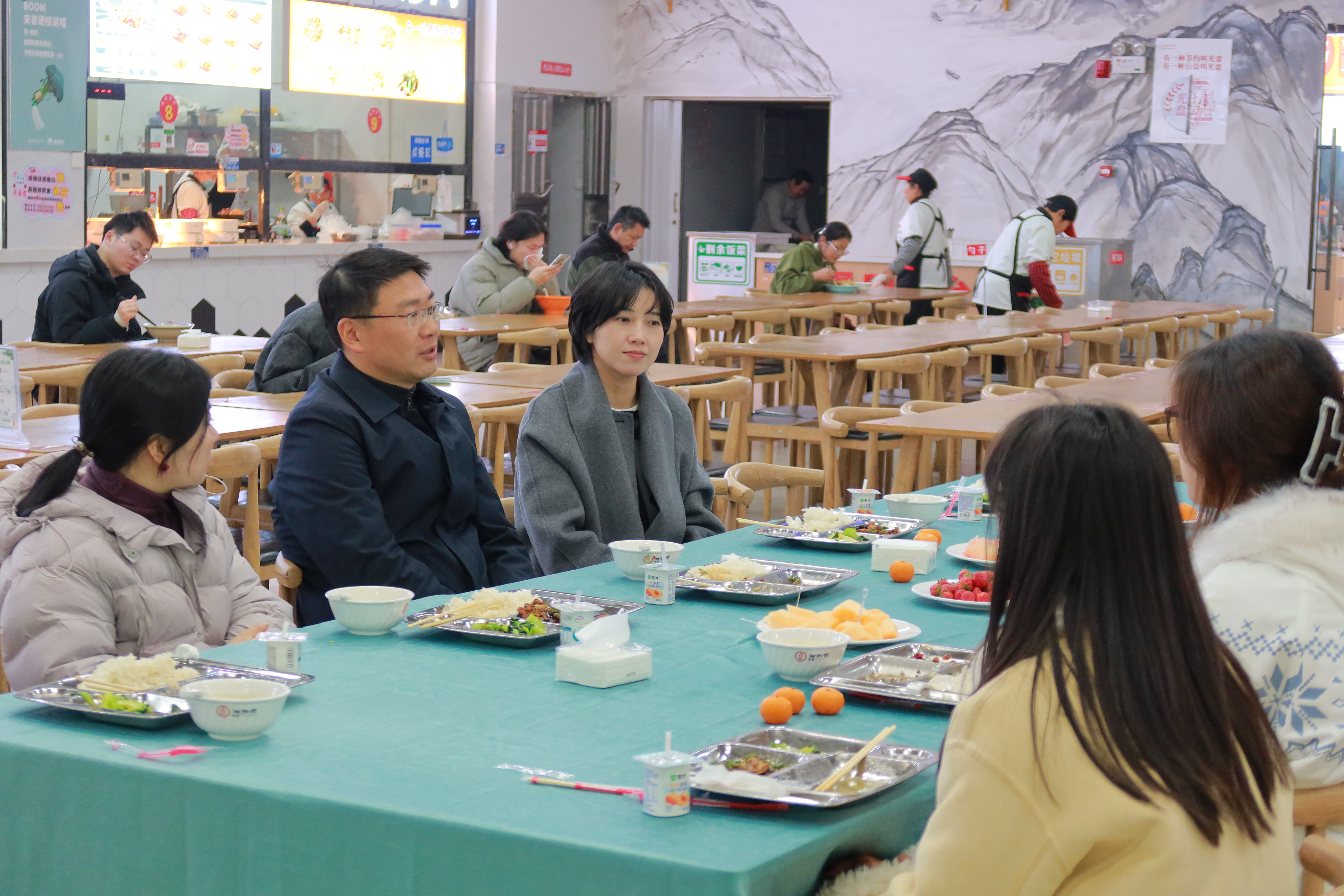 三峡大学领导看望慰问艺术学院学生共话成长