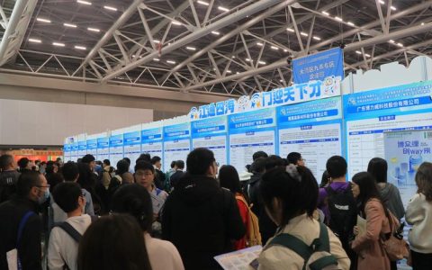 武汉大学师生参加“百万英才汇南粤”招聘活动