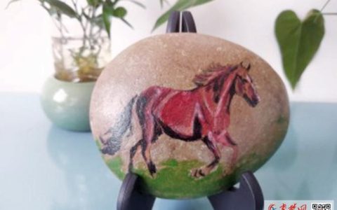 石上跃骏马 指尖年味浓 十堰辅警李明国创作石头画迎马年