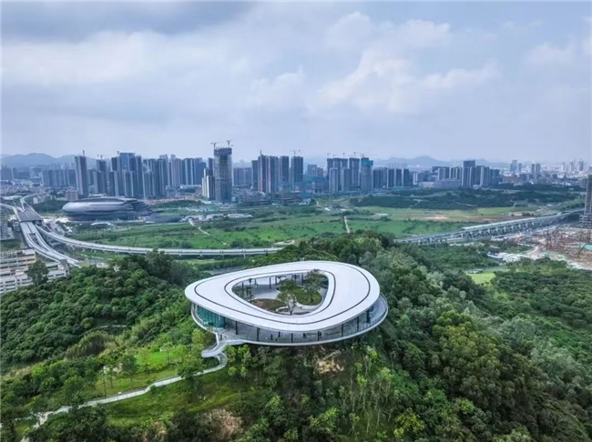 在格桑花海中仰望“宇宙飞船”：科技与田园的诗意交融