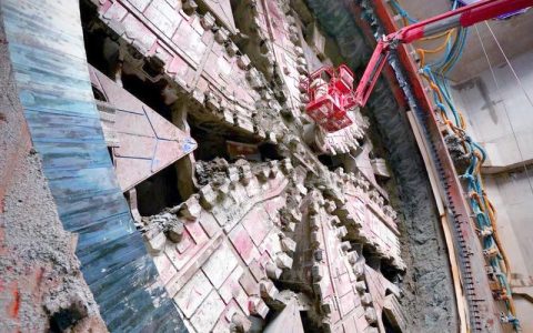 武汉这条地铁开始穿越长江，盾构机“牙齿”镶上了金刚石