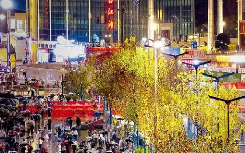 百年钟楼下，光影交响共辉，武汉跨年夜圈粉全国年轻人