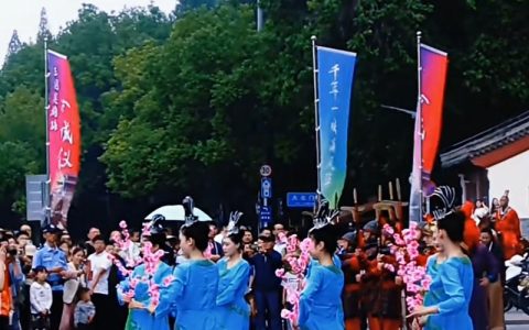 荆州“关羽巡城”热度不减 万名游客共赏无人机光影盛宴