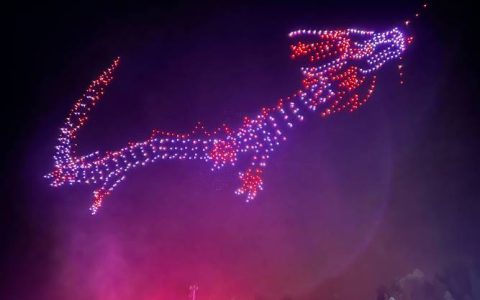 黄州：数百架无人机夜空作画迎新年