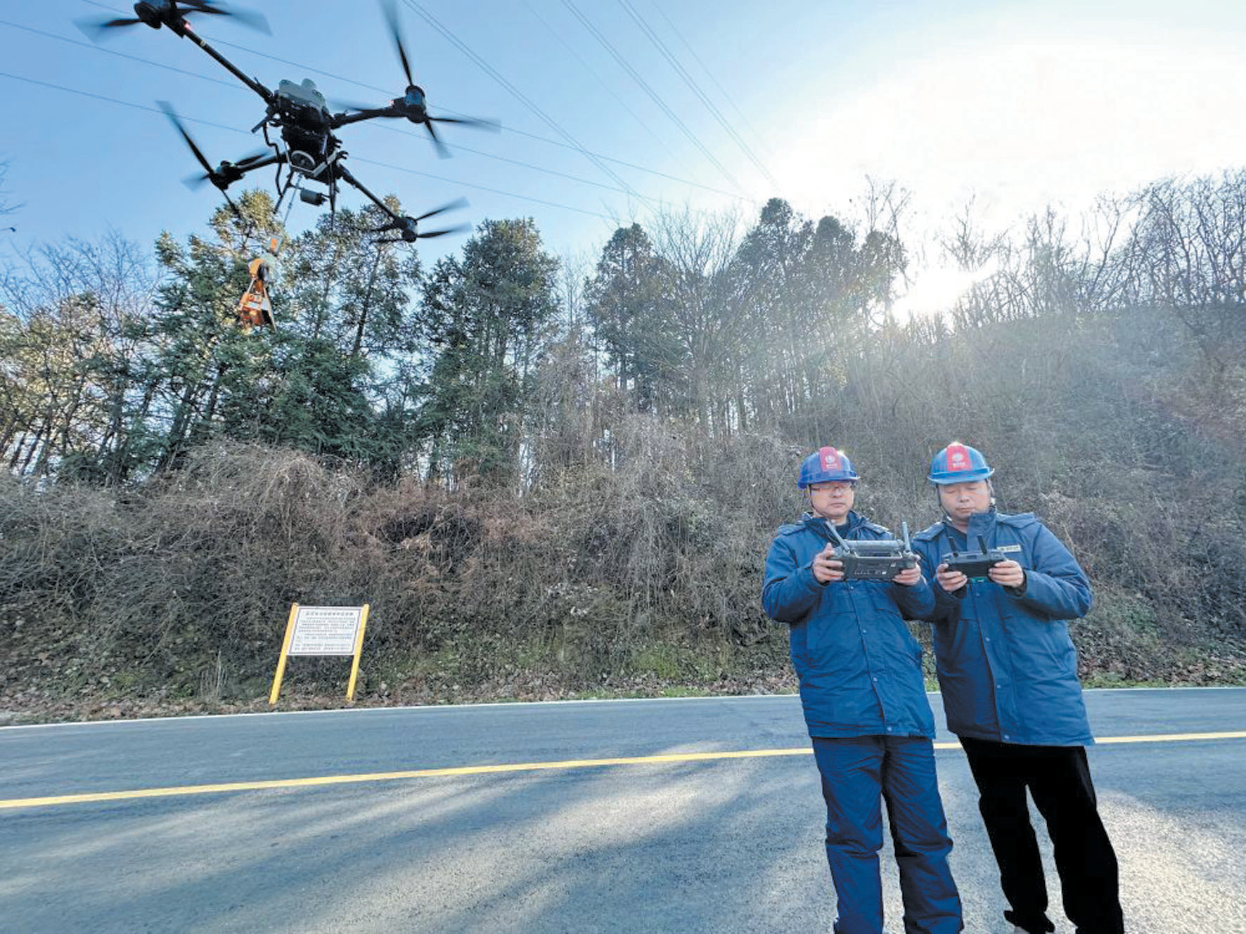 “防冰哨兵”上岗 守护电网安全