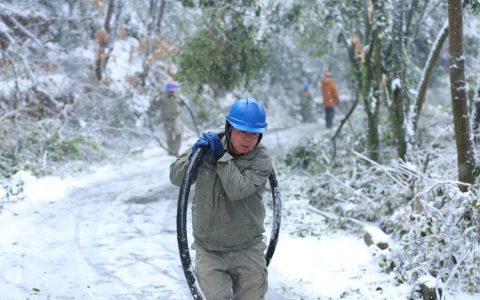 “防冰哨兵”上岗 守护电网安全