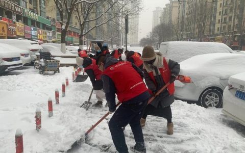 除雪破冰保畅通 寒冬护路暖民心