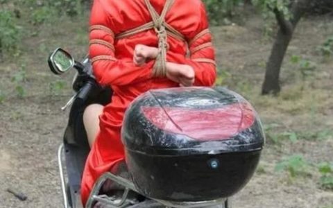 文峰路口的“解扣人”