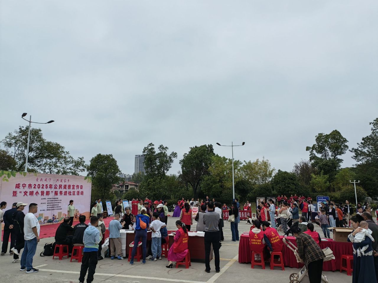 一头挑着民生冷暖，一头连着文明新风——“文明小货郎”打通服务群众“最后一米”