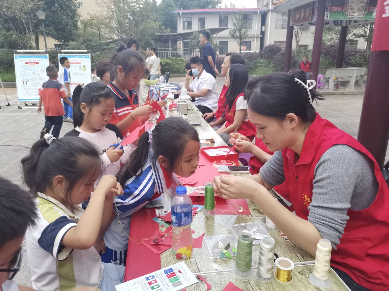 一头挑着民生冷暖，一头连着文明新风——“文明小货郎”打通服务群众“最后一米”