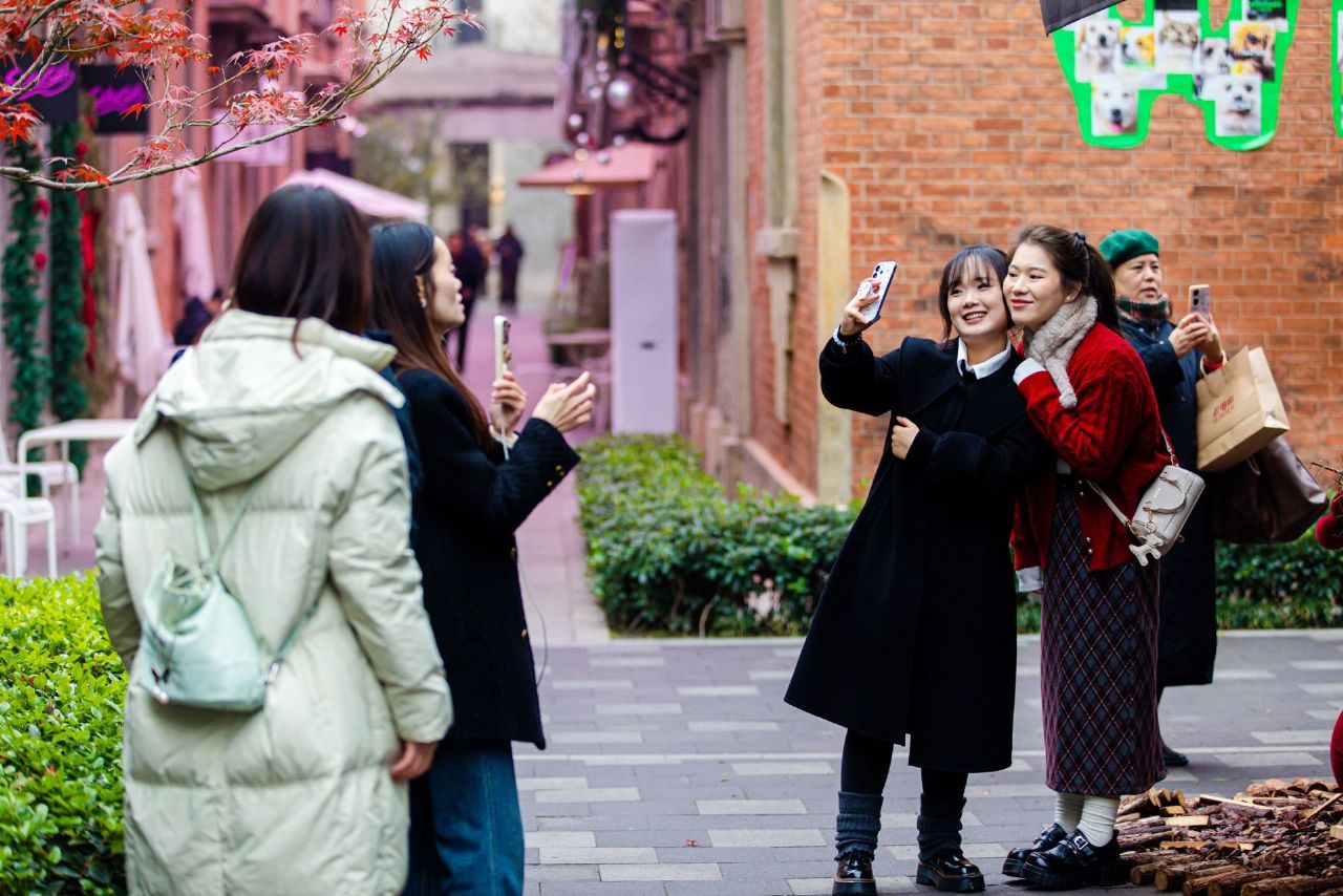 百年历史街区咸安坊火出圈，吸引年轻人“为情绪买单”