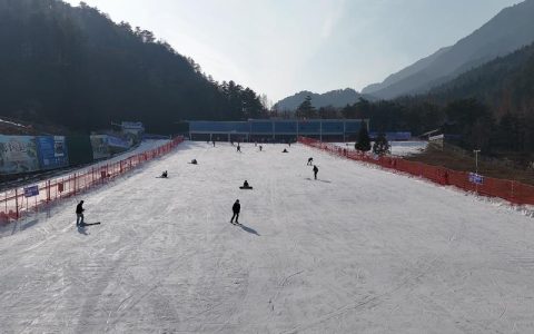 英山南武当滑雪场昨日开板