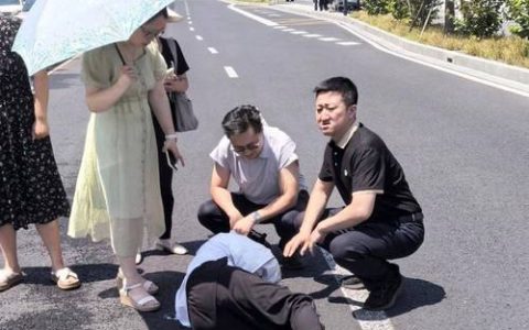 电瓶被撞飞散落路口，环卫工老蔡拦下想捡走的路人：“失主肯定急坏了”