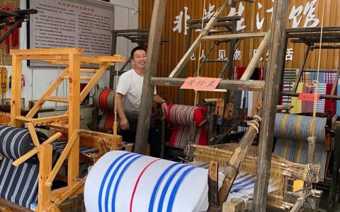 “90后”理工男返乡当起织布郎 将现代设计融入红安大布 带动百余乡亲就业