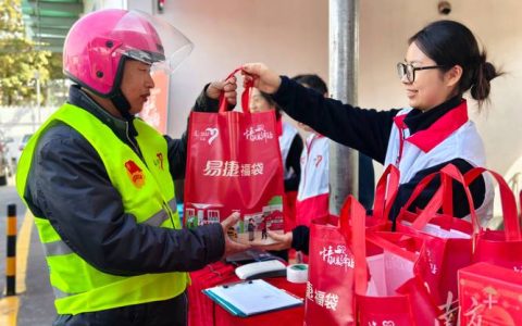 咸宁市“暖蜂行动”服务月正式启动 为配送从业青年送上“暖心礼包”