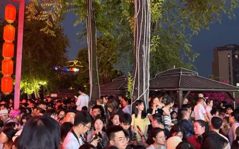 品茗、追星、观焰火 赤壁2万市民游客欢度跨年夜