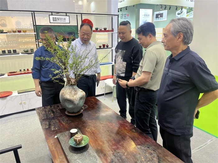 厦门会展集团董事长潘子万与福州工信局一行共商传统工艺长效合作机制