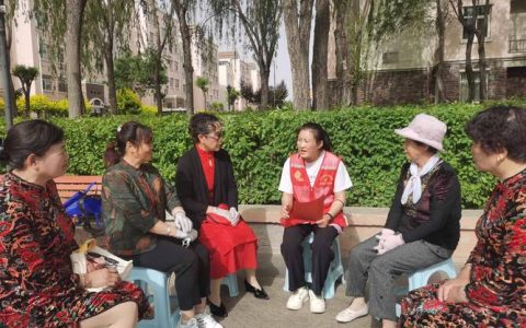 小板凳上听民意