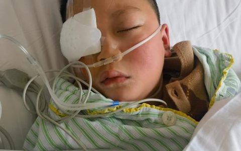 高度近视的孩子：做后巩膜加固术到底有没有用