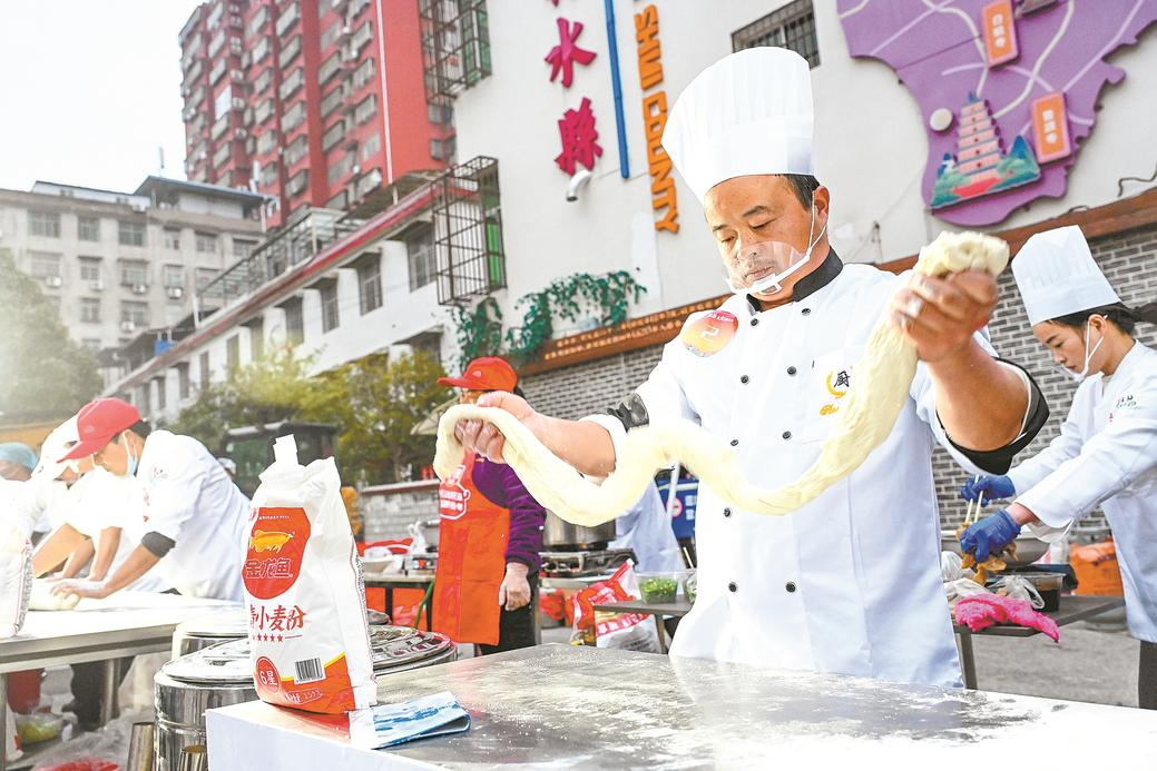 一根面条拉出好“钱”景